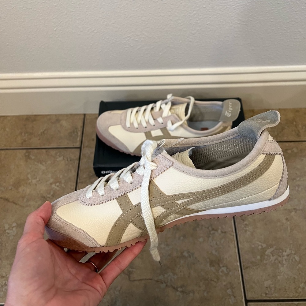 Onitsuka tiger Mexico 66 woman size 9/ men’s(Unisex) 7.5